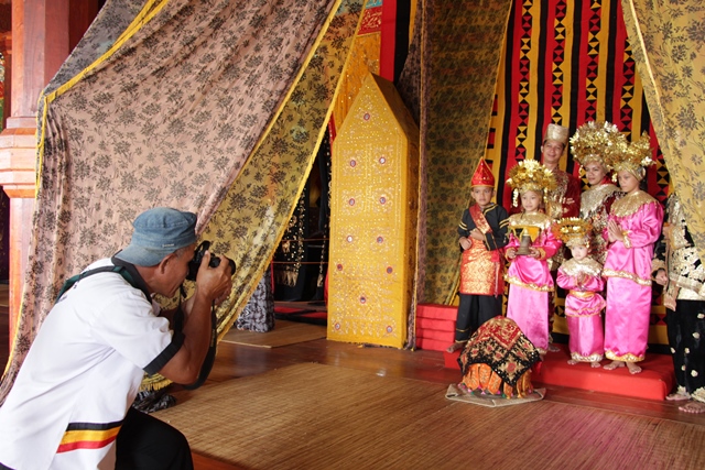 Berfoto bersama keluarga juga seru dan asik