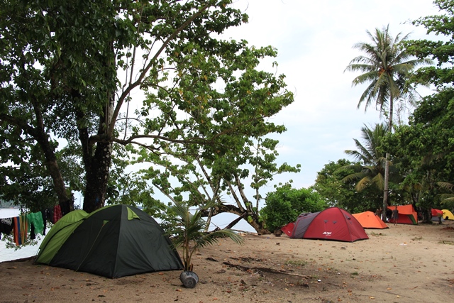Di Pulau Pasumpahan kamu juga bisa kemping ceria