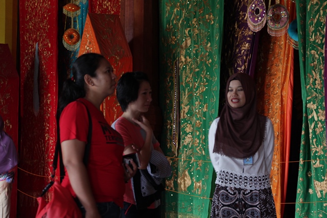 Lebih asik lagi jika dipandu oleh Local Guide karena kamu akan mendapatkan berbagai informasi menarik tentang Istana Pagaruyung