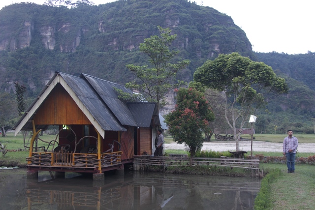 Di Syafiq Homestay terdapat kolam ikan yang bisa digunakan untuk memancing bagi tamu yang menginap disini