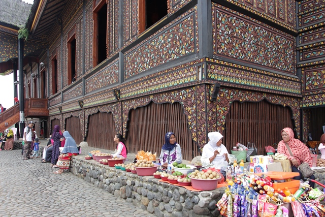 Para penjual buah sawo, sawo disini rasanya manis dan harganya murah lho