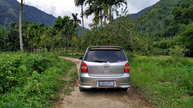 Memasuki Jorong Padang Rukam jalan aspal beralih ke jalan tanah berbatu dengan permukaan tidak rata