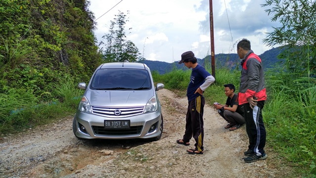 Kami mengalami sedikit kesulitan saat berhadapan dengan kondisi jalan tanah berbatu karena ground clearance pada Nissan Grand Livina terbilang rendah