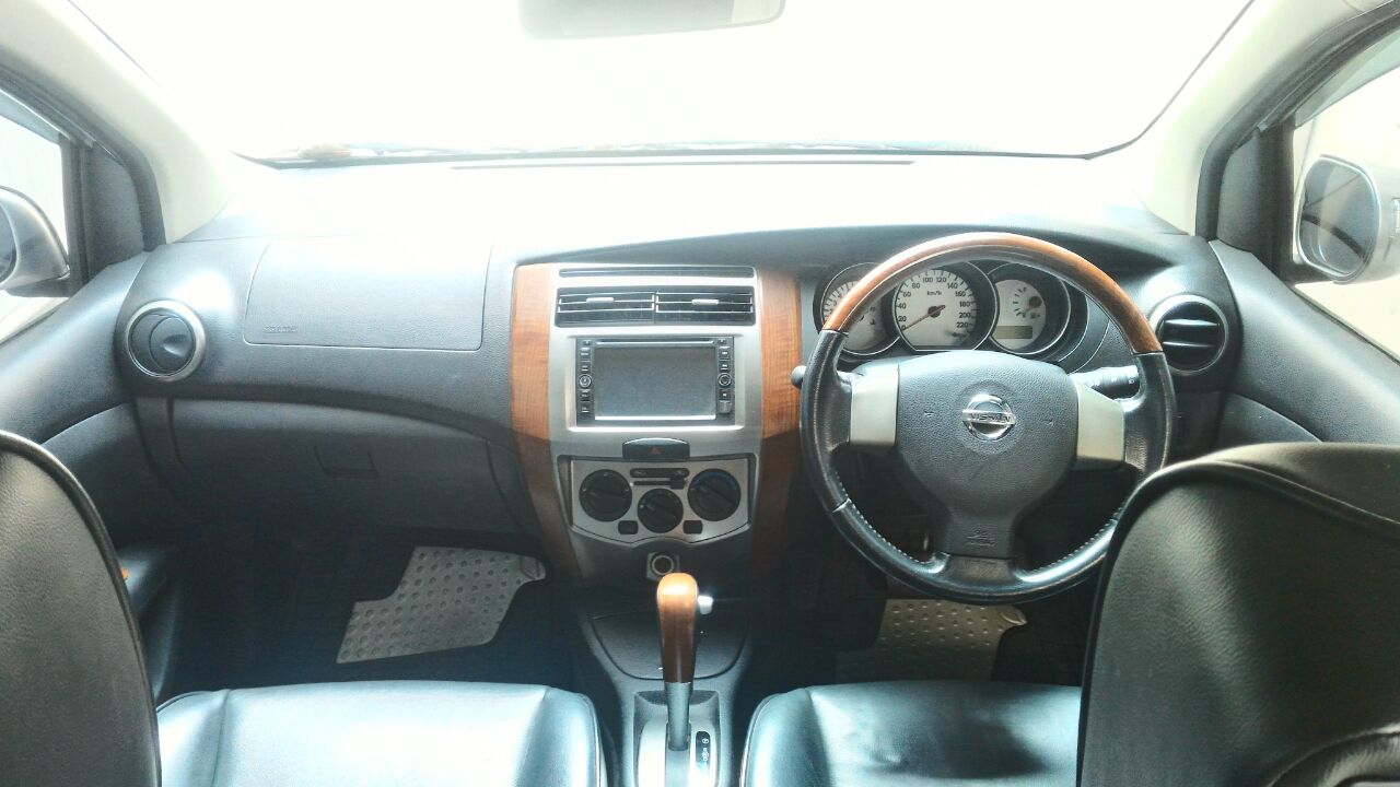 tambahan aksen kayu pada interior dashboard, bagian lingkar kemudi dan tuas transmisi menciptakan kesan mewah pada mobil ini