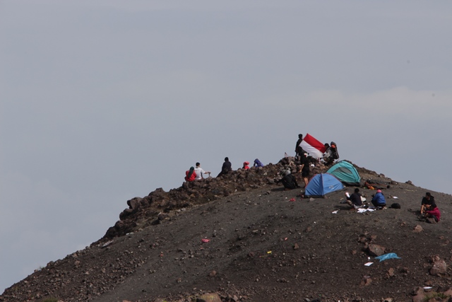 Jalur menuju Puncak Gunung Marapi berupa bebatuan vulkanis khas gunung aktif