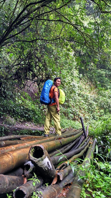 Menyeberangi Jembatan bambu, di sebelah kirinya ada air terjun kecil