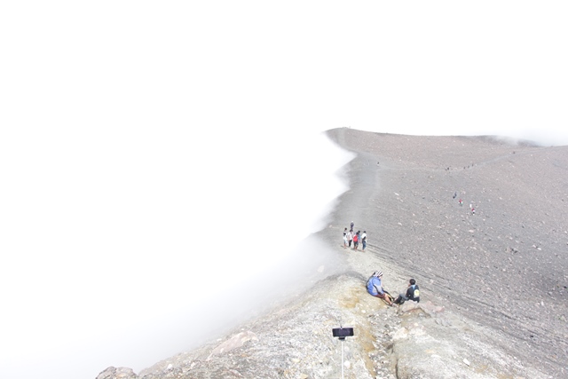Cuaca di Gunung Marapi tidak bisa diprediksi, ia bisa berubah secara drastis di waktu yang singkat