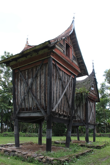 Rangkiang yang berada di halaman masih berdiri kokoh