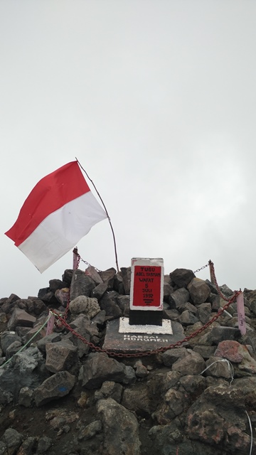 Tugu Abel Tasman yang didirikan untuk mengenang beliau yang wafat di puncak Marapi pada tanggal 5 Juli 1992