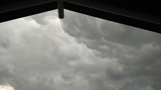 Suasana langit di Terminal 2F Bandara Soekarno Hatta diakhir bulan Ramadhan 1437 H kala itu