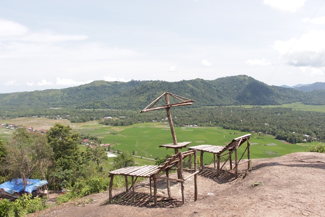 Bangku santai di puncak Bukit Bendera