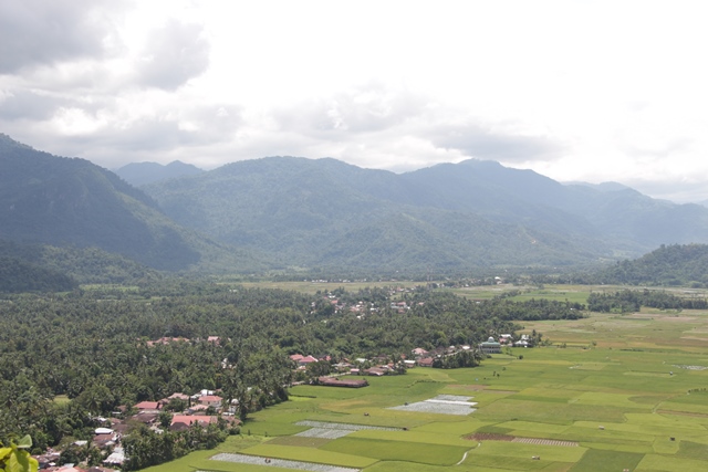 Pemandangan Nagari Bayang dilihat dari puncak Bukit Bendera