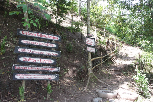 Titik awal pendakian Bukit Bendera