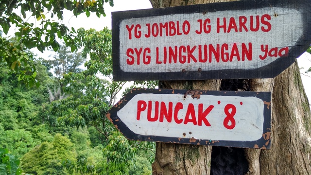 Plang - plang seperti dapat ditemukan di tiap akhir tanjakan