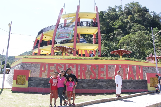 Wisata tugu perbatasan antara Kota Padang dengan Kabupaten Pesisir Selatan