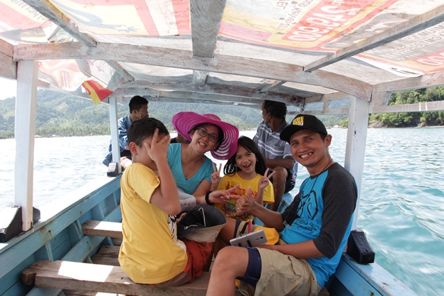Menuju Pulau Pamutusan, mereka tersenyum dan perahu pun oleng