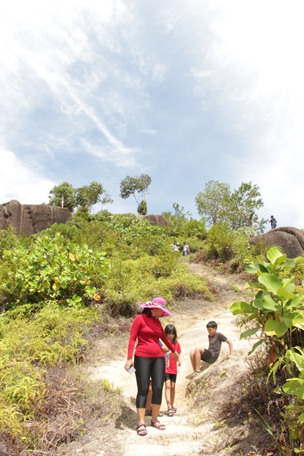 Turun kembali, ayo hati - hati jangan sampai terjatuh