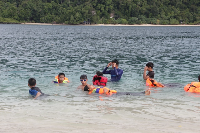 Habis makan, anak - anak kembali bermain air, yah namanya juga anak - anak