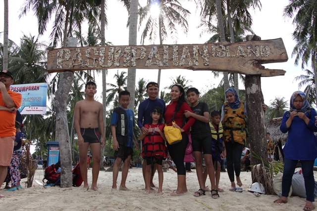 Foto bersama di Pulau Pasumpahan sebelum balik ke Sungai Pisang