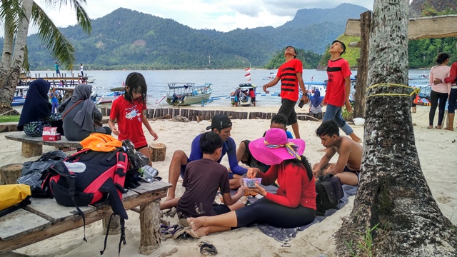 Makan siang di Pulau Pasumpahan, abaikan dua orang pemuda berpakaian warna merah dibelakang ya