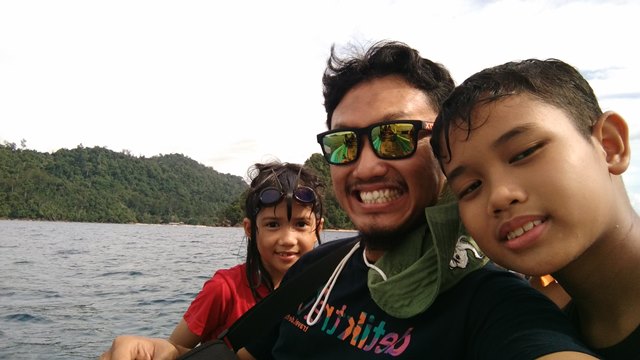 Anak orang aja disayang, apalagi anak kita nantinya, ups..