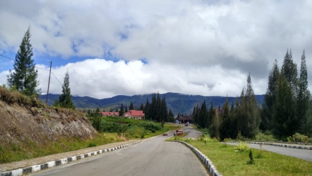 Pintu masuk kawasan wisata Convention Hall Danau Diatas