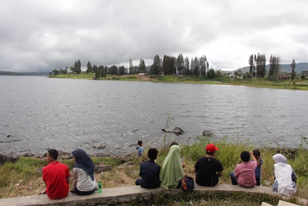 Orang - orang menikmati keindahan Danau Diatas 