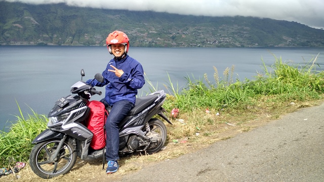 Foto - foto dulu di tepi jalan dengan latar Danau Dibawah