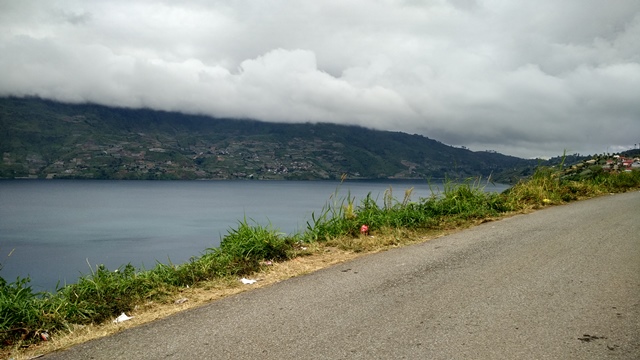 Jalan yang bersinggungan langsung dengan Danau Dibawah