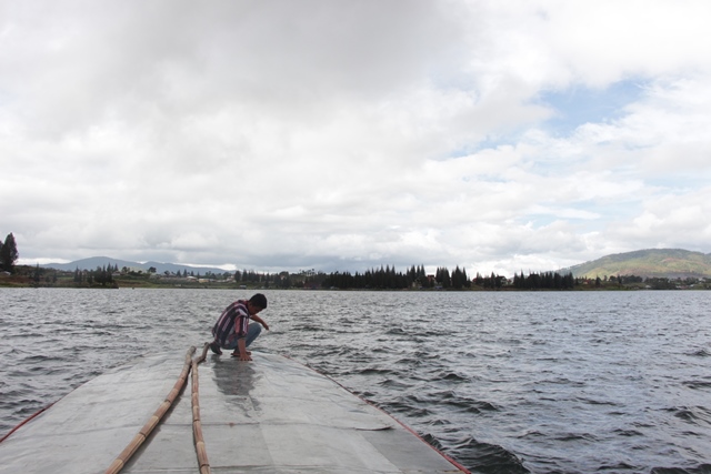 Seseorang di atap dek kapal