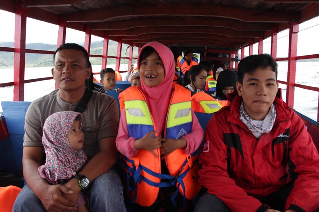 Betapa girangnya anak ini diajak ke tengah danau