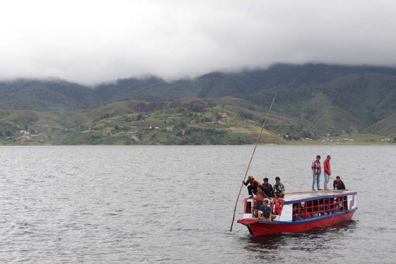 Menghujam dasar danau menggunakan sebatang bambu supaya bisa mendorong kapal 