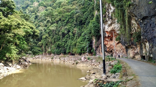 Jalan Aspal Yang Mengikuti Garis Tepi Sungai