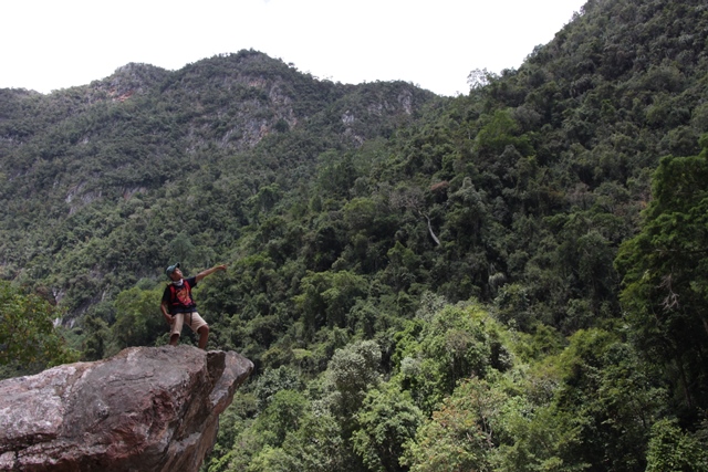 Di kanan kiri jalan bisa kita jumpai berbagai batu  berukuran besar yang tersusun indah