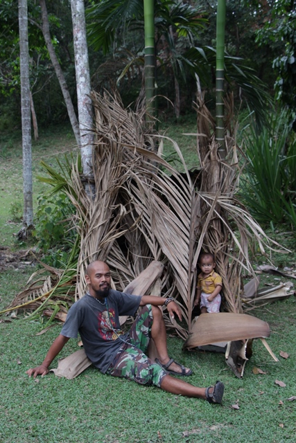 Kemah - kemahan ala anak - anak di kaki Bukit Pasuak