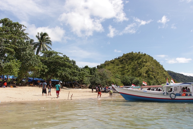 Pulau Setan, salah satu destinasi yang masuk ke dalam kawasan wisata Teluk Mandeh, Pesisir Selatan