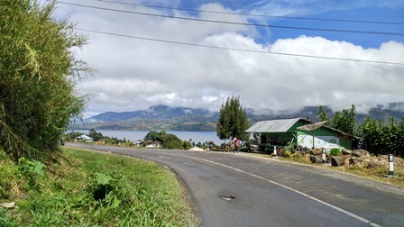 Danau Diatas sudah terlihat di sisi kanan jalan