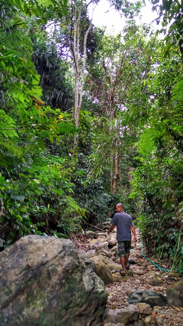 Melewati sungai kecil yang sedang mengering airnya