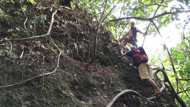 Tebing hampir 90 derajat usai melewati sungai kecil