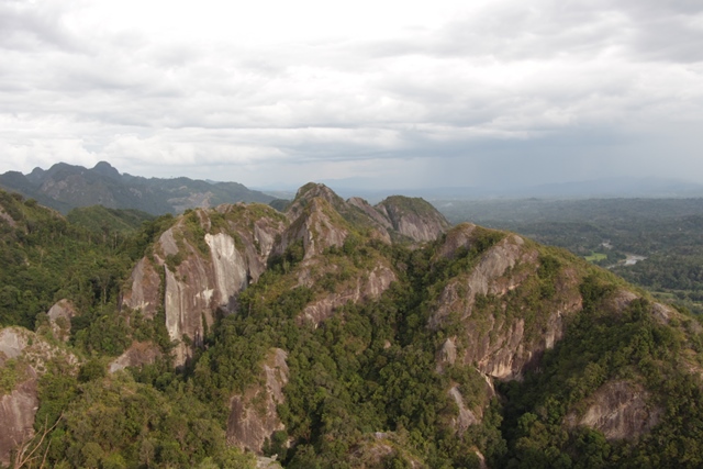 Pemandangan di puncak Bukit Ngalau Pasuak