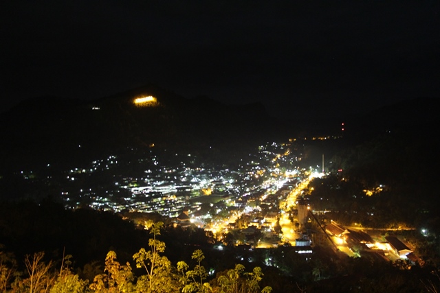 Panorama kota Sawahlunto dimalam hari dilihat dari Puncak Cemara