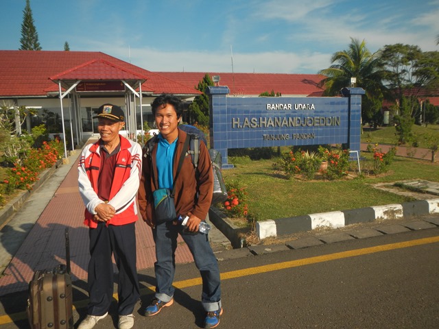 Kedatangan saya di Pulau Belitung yang kedua kalinya bersama ayah, dulu ada tembok berkeramik biru bertuliskan HAS Hanandjoeddin sebagai lokasi favorit foto bagi wisatawan
