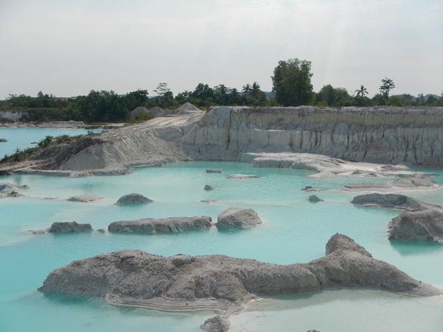 Danau Kaolin ini memiliki kedalaman sekitar 8 meter