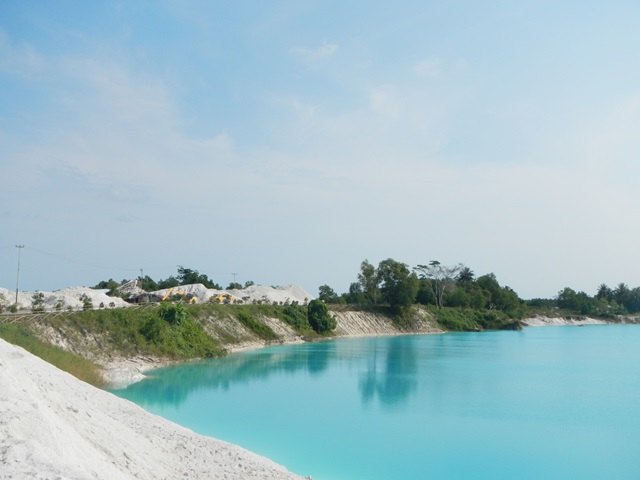Dari hasil galian Kaolin, terkumpulah air diatasnya yang uniknya air tersebut terlihat berwarna biru