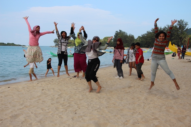 Ceria bersama di Pantai Burung Mandi