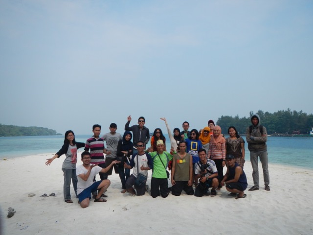 Foto bersama di Pulau Dolphin