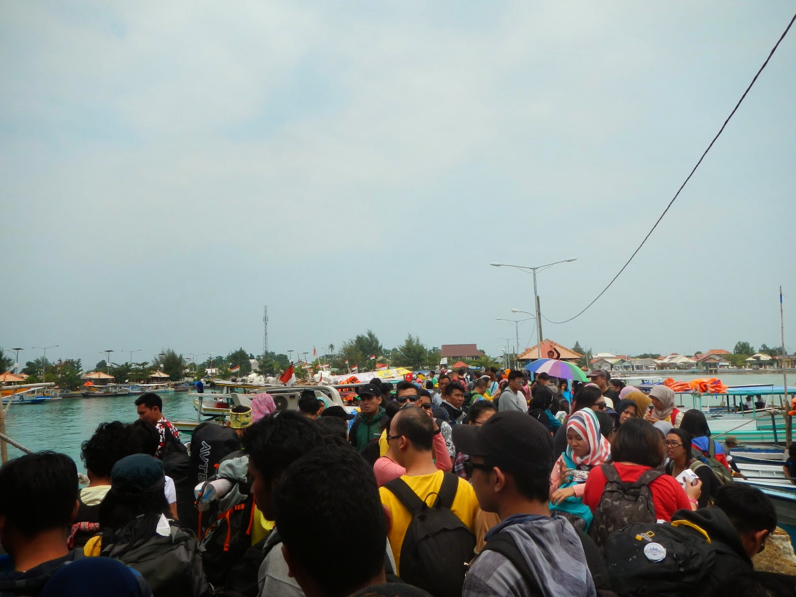 Ruaaamee banget, teman gue mana, temen gue!