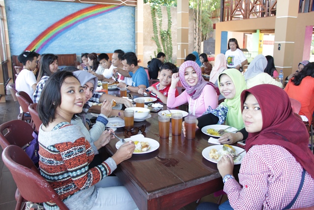 Makan siang di Rumah Makan Fega Manggar