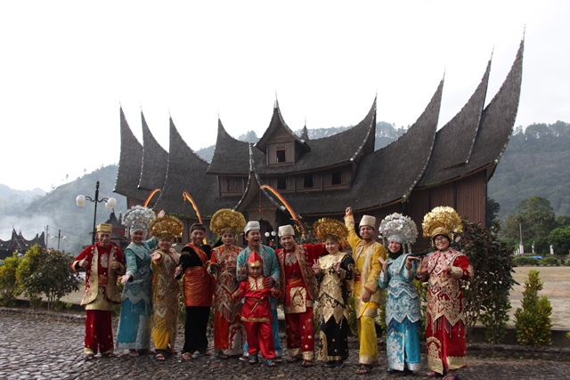 Foto bareng teman - teman juga seru, dokumentasi Trip Sumbar Maret 2016