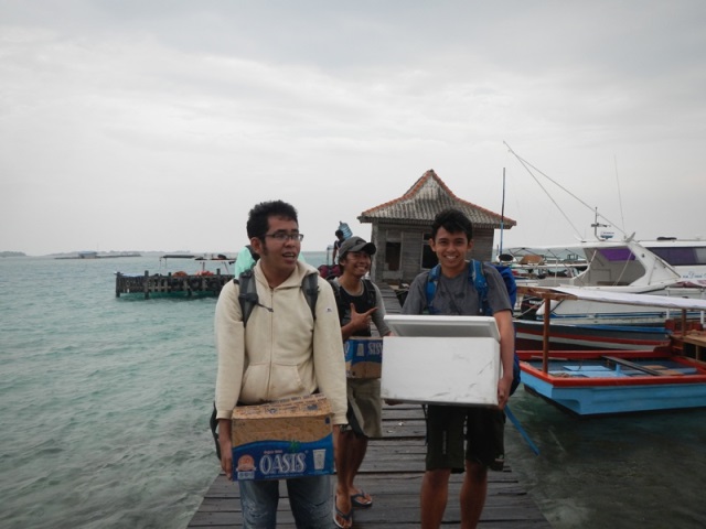 Tiba di Pulau Semak Daun, kami sudah siap membawa ikan yang kami beli di Muara Angke untuk dibakar malam harinya